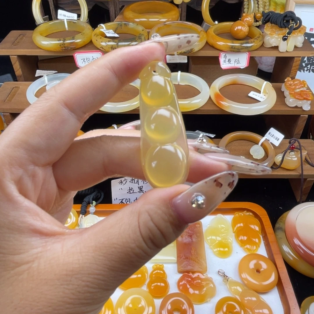 石英质玉（黄龙玉）未镶嵌颈饰