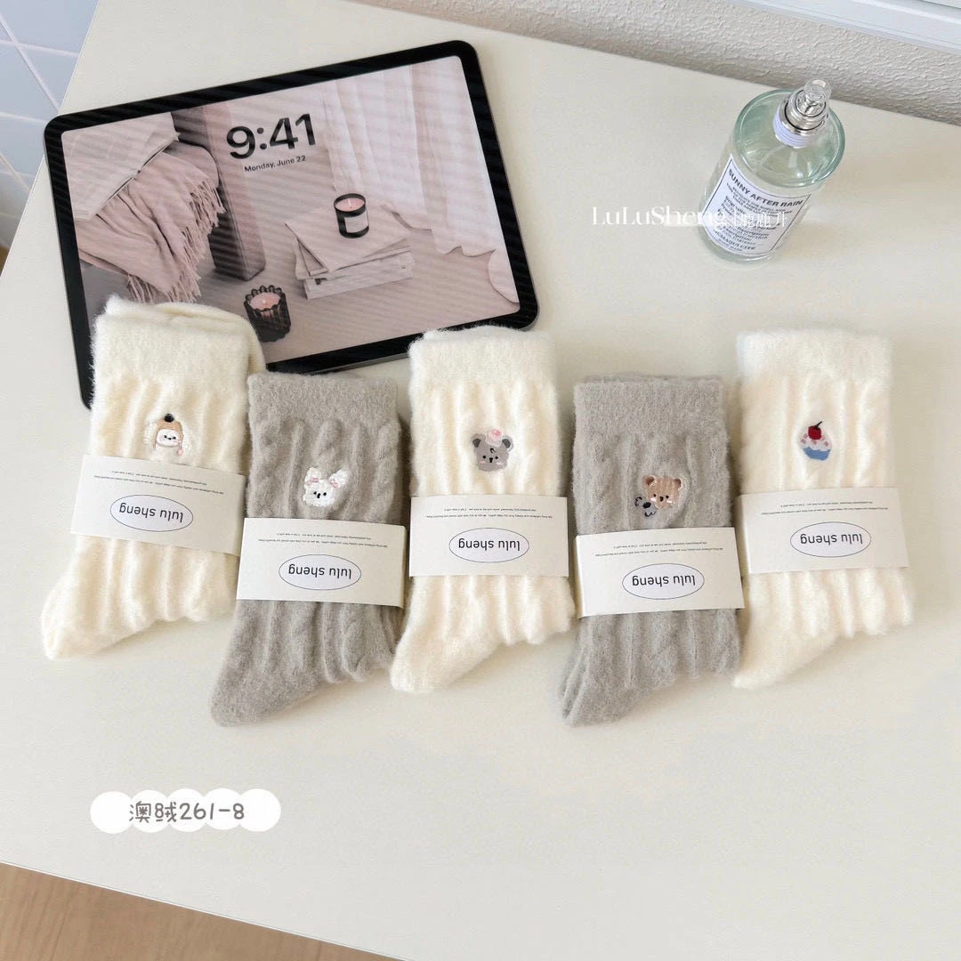 秋冬季袜子女水貂绒加厚保暖中筒卡通可爱提花居家睡眠地板袜