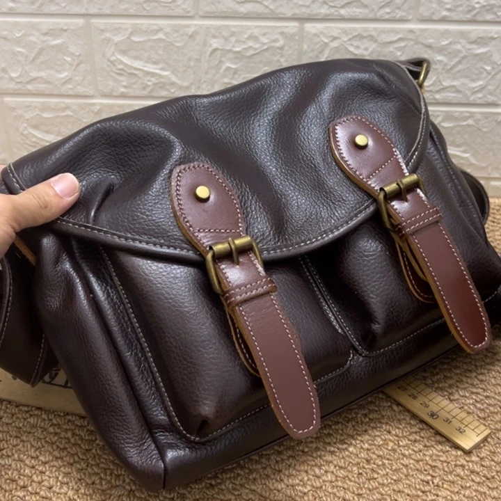 啡色。头层牛皮真皮包包