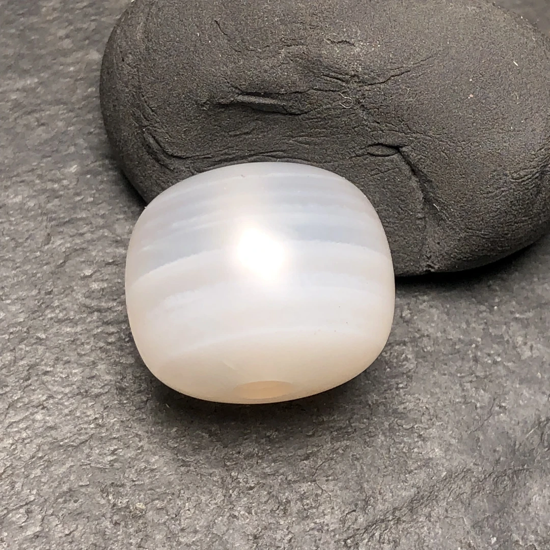 川料南红玛瑙纯手工打磨老型珠尺寸18.6x15.4毫米