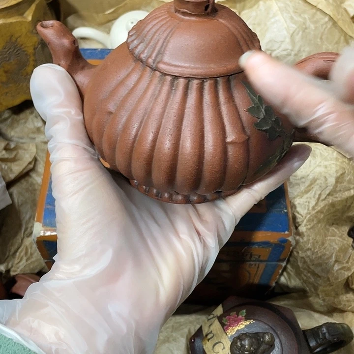 紫砂茶壶，原矿泥料，手工制作的一把紫砂壶。