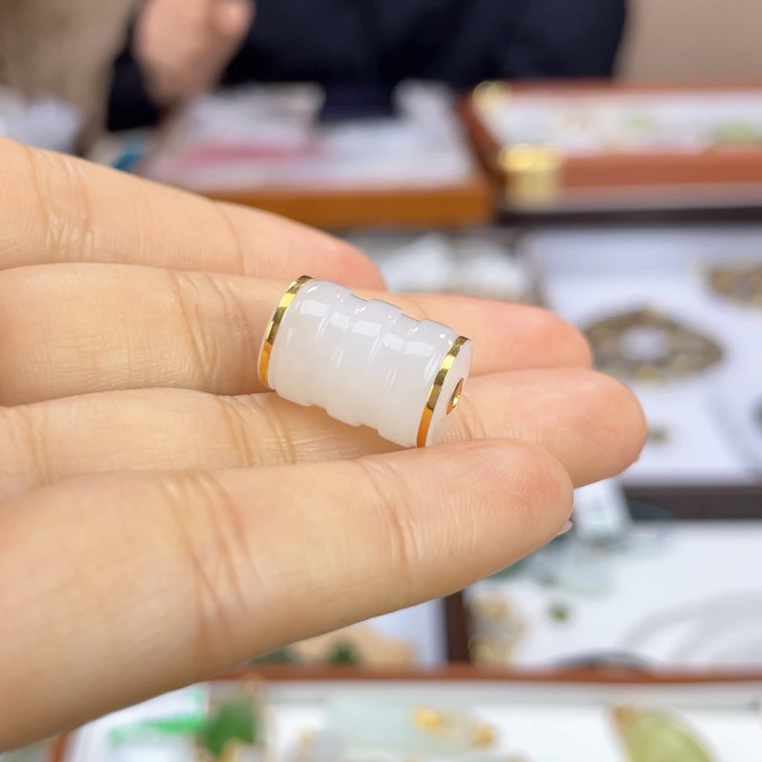 颈饰18K金镶嵌和田玉