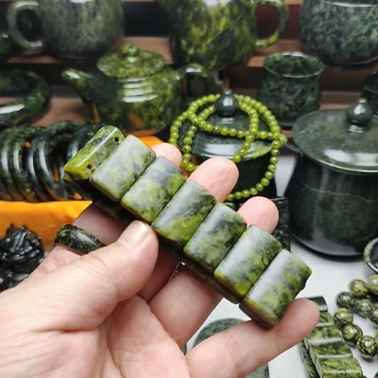 潇***6未镶嵌蛇纹石玉手牌