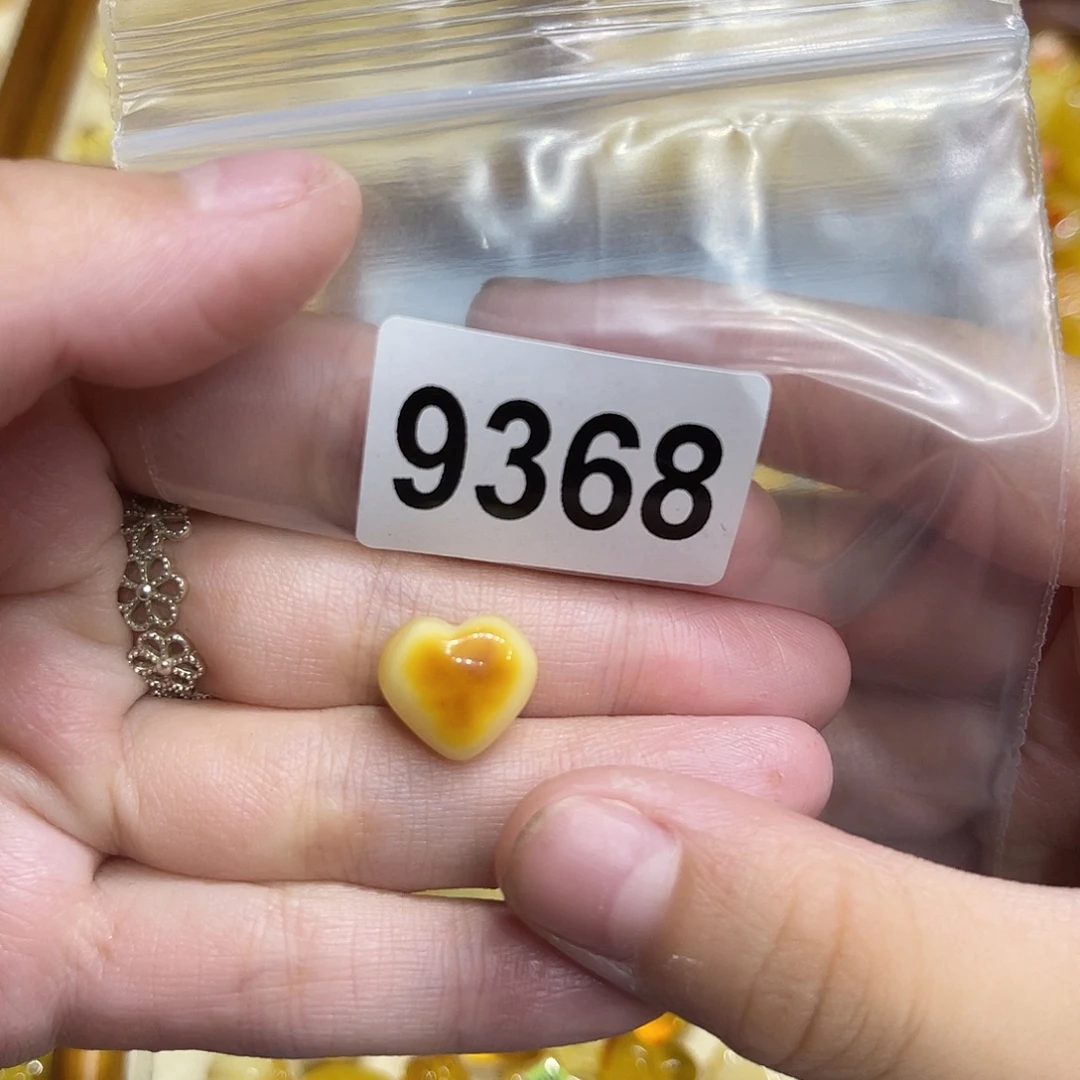 琥珀未镶嵌颈饰蜜蜡
