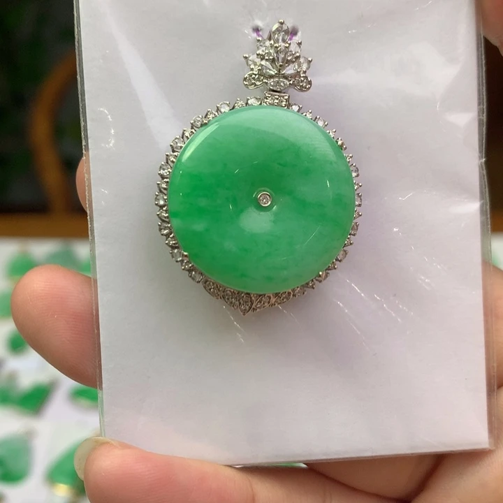 翡翠18K金镶嵌颈饰翡翠吊坠