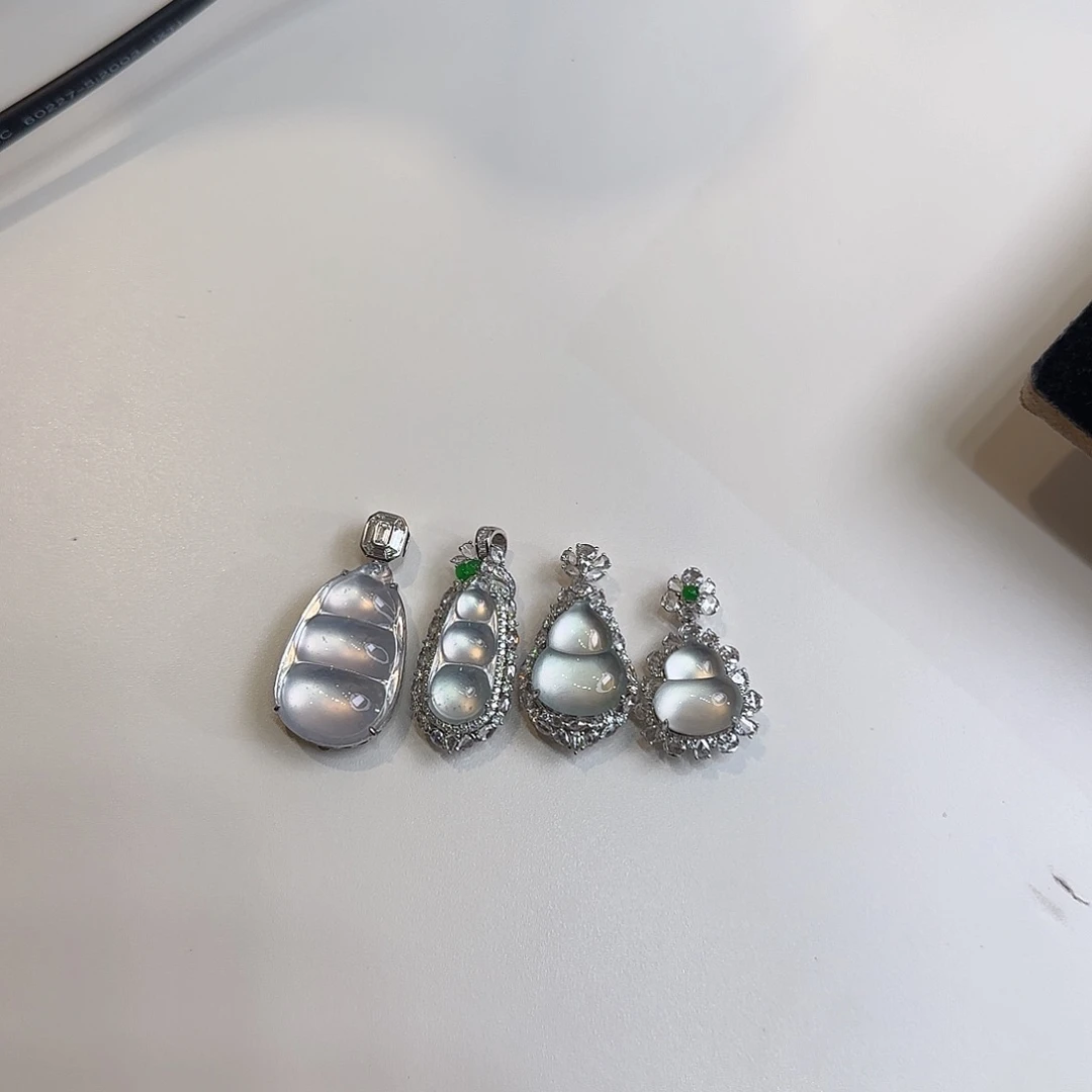 翡翠18K金镶嵌颈饰天然翡翠