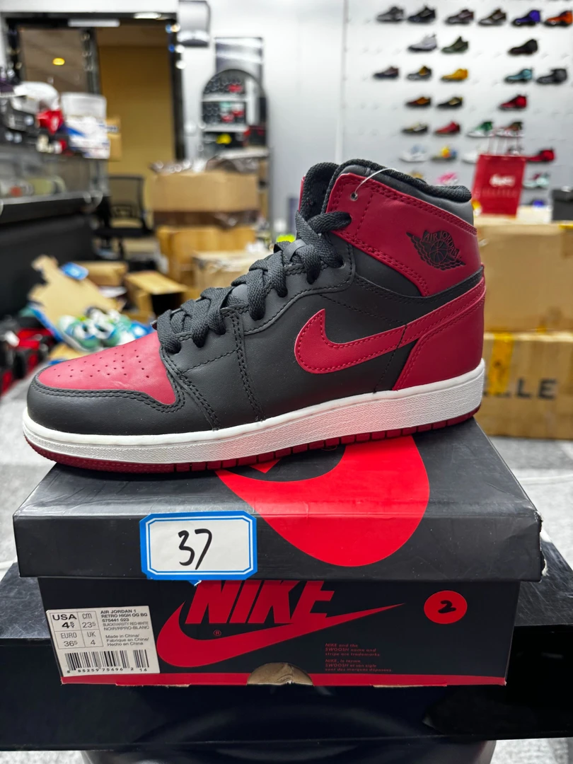 nike  aj1黑红  全新原盒  36.5码  11月9   gui   37
