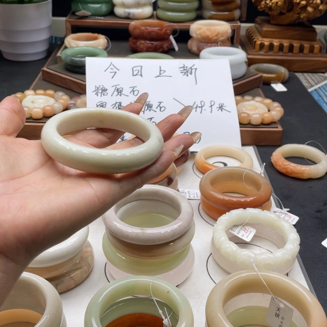 䶮***石英岩玉未镶嵌手镯