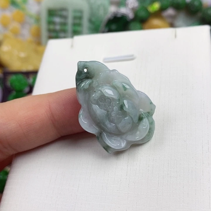 翡翠未镶嵌吊坠(赠链)