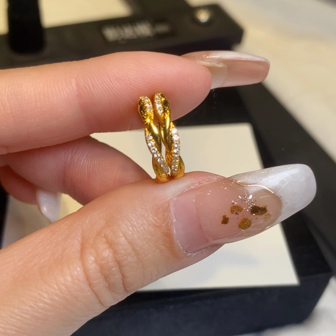 钻石耳饰18K金镶嵌麻花小O型耳扣