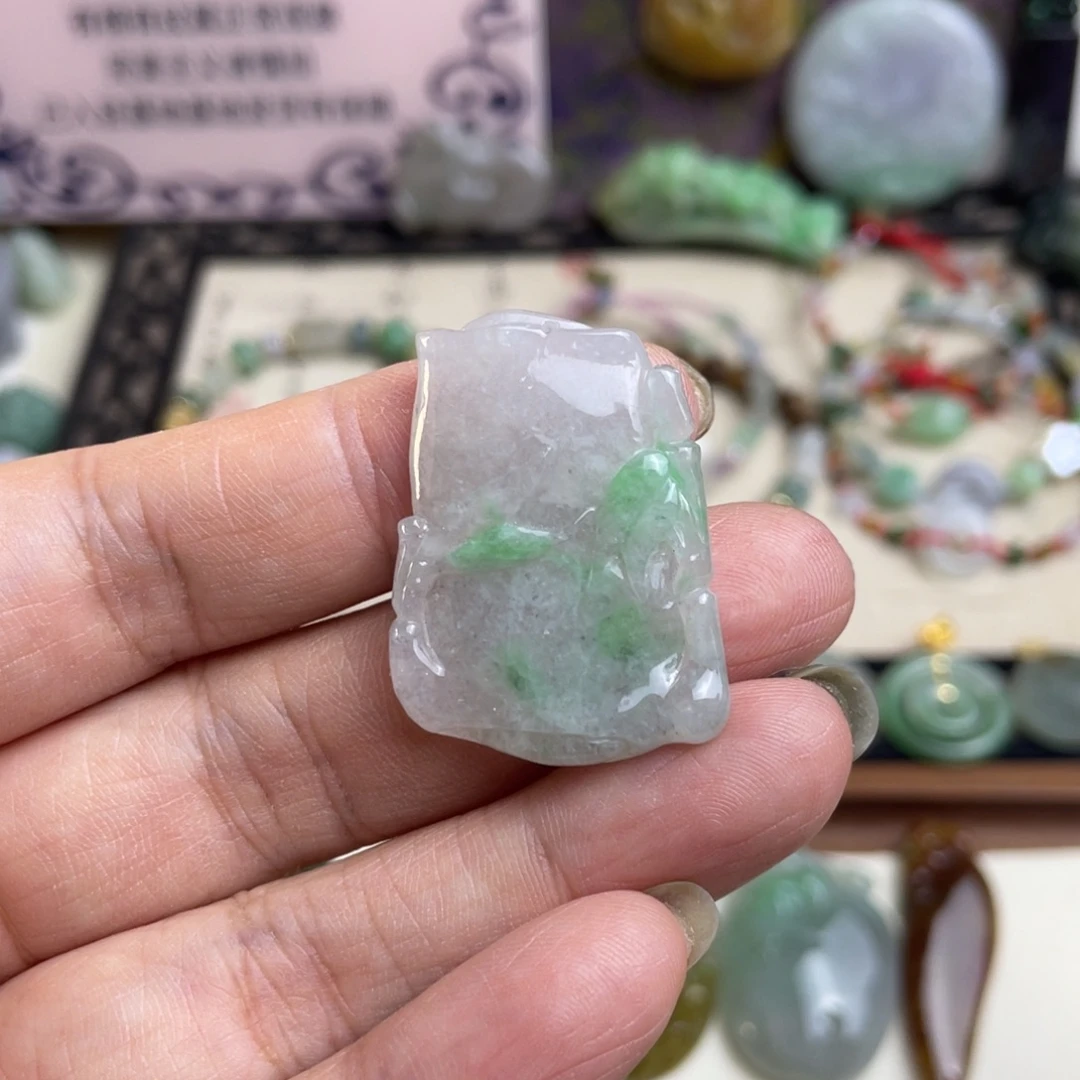 翡翠未镶嵌颈饰飘绿竹节