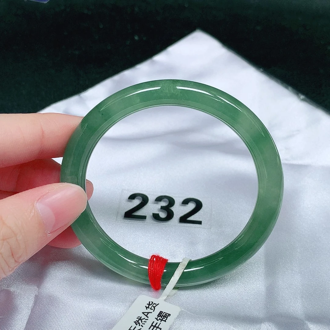 翡翠未镶嵌手镯（圆镯）