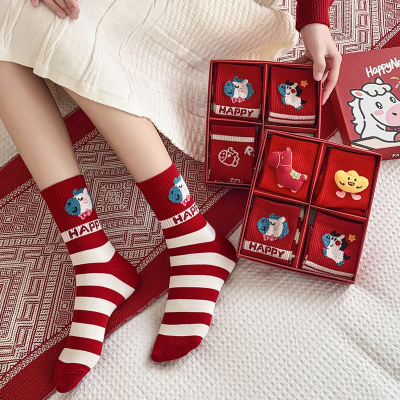 2026马年大红新年袜子女学院风高橡筋女士棉袜中筒卡通公仔条纹袜