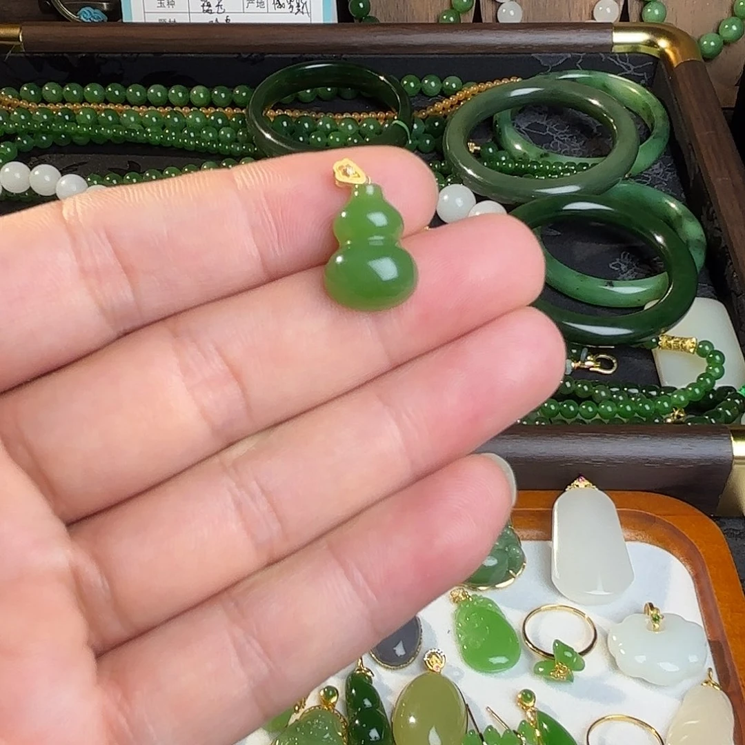 颈饰18K金镶嵌和田玉