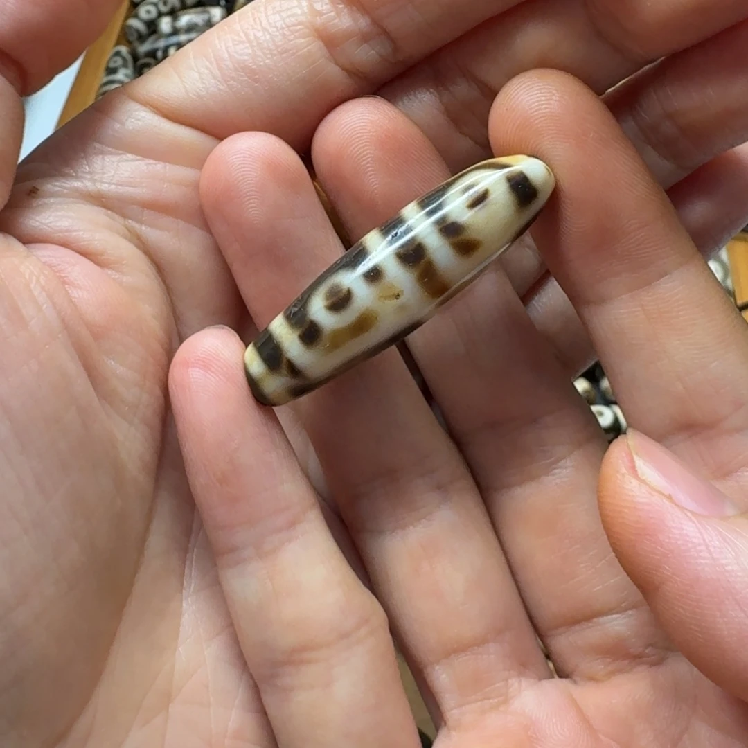 张***盒未镶嵌颈饰玛瑙/玉髓