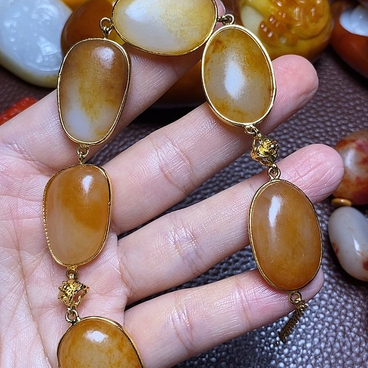 伊***悦和田玉未镶嵌颈饰