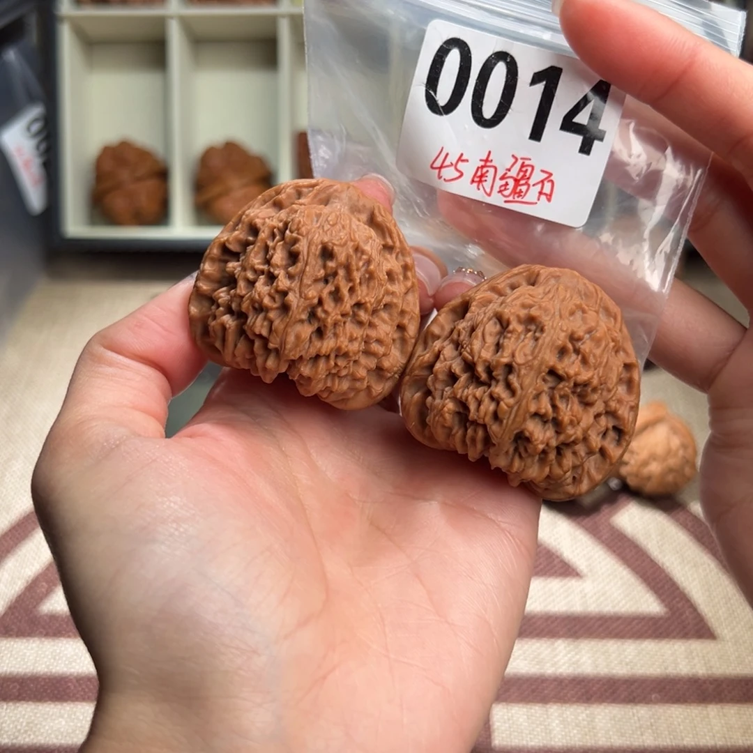 45南疆石文玩核桃