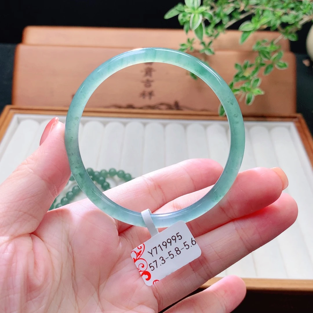未镶嵌手镯（圆镯）翡翠