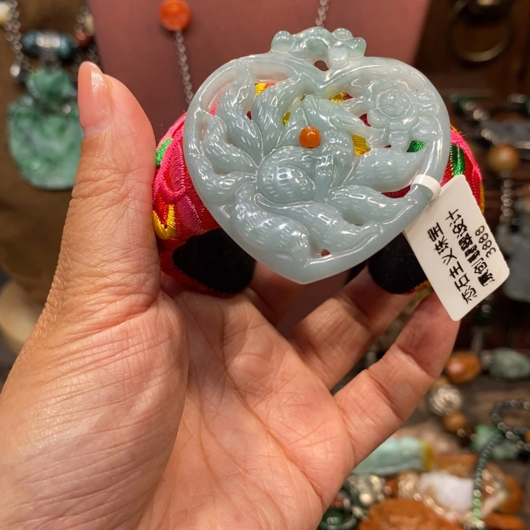 翡翠吊坠(赠链)未镶嵌
