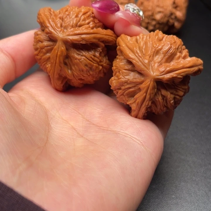 大***旗文玩核桃吊坠白狮子