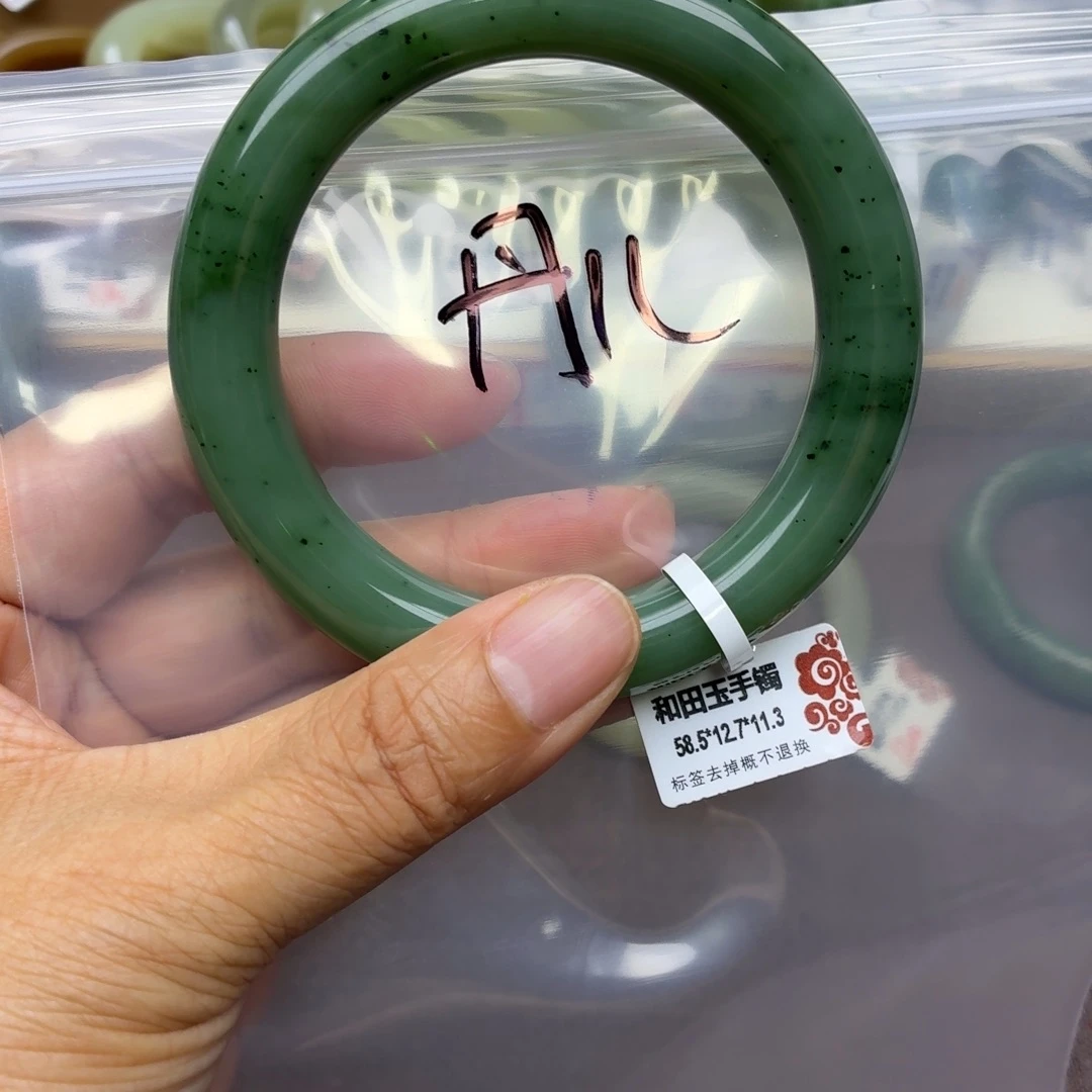丹***儿和田玉未镶嵌手镯