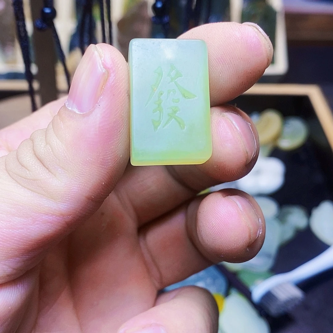 未镶嵌岫玉颈饰发