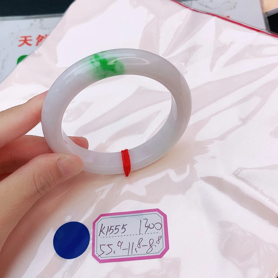 翡翠手镯未镶嵌翡翠