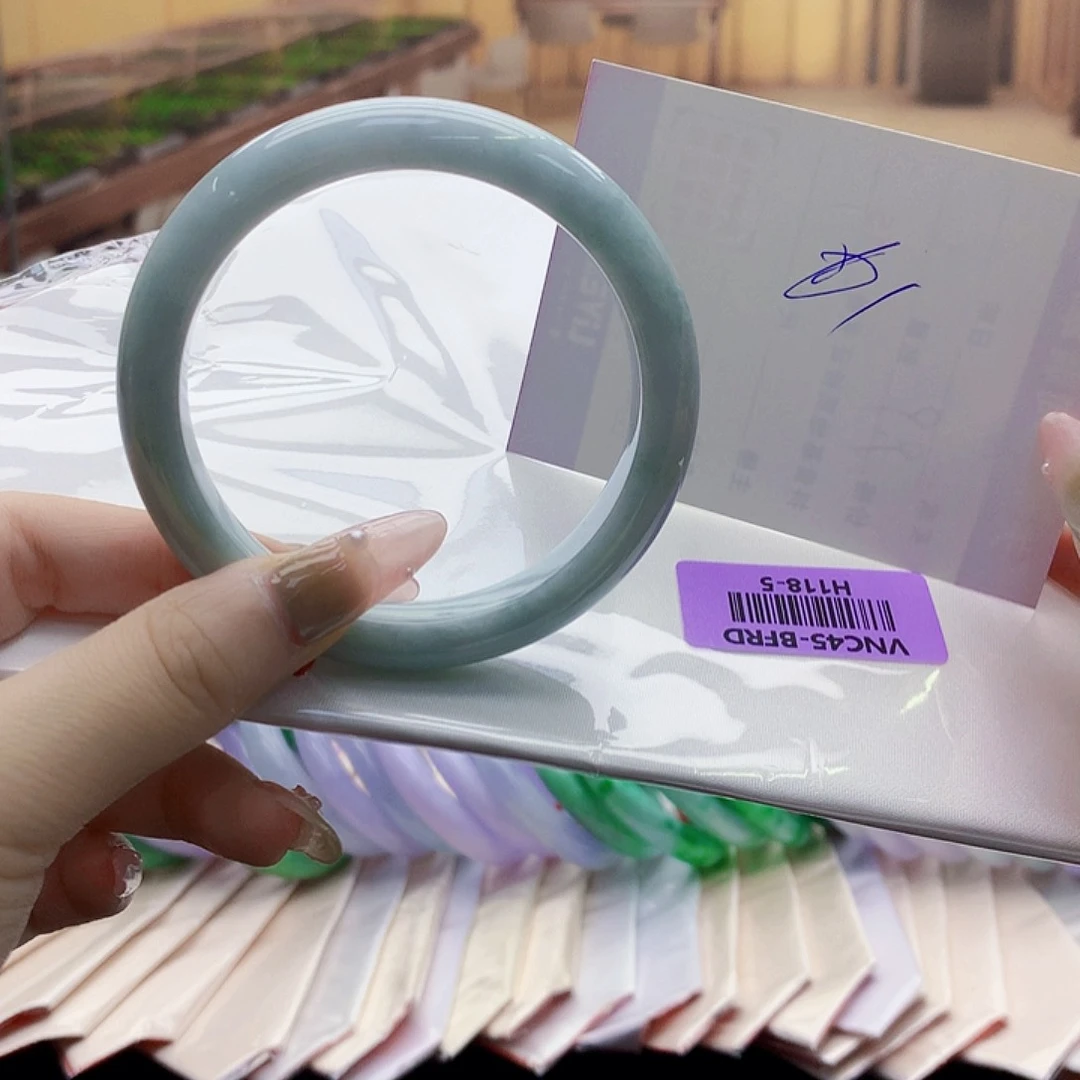 翡翠手镯未镶嵌vhjhgghhhh