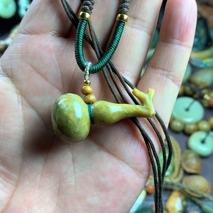 吊坠(赠链)未镶嵌岫岩河磨玉（透闪石质玉）