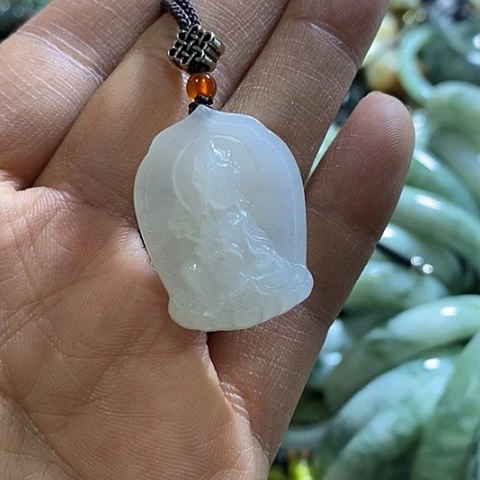 岫玉颈饰未镶嵌马守护神