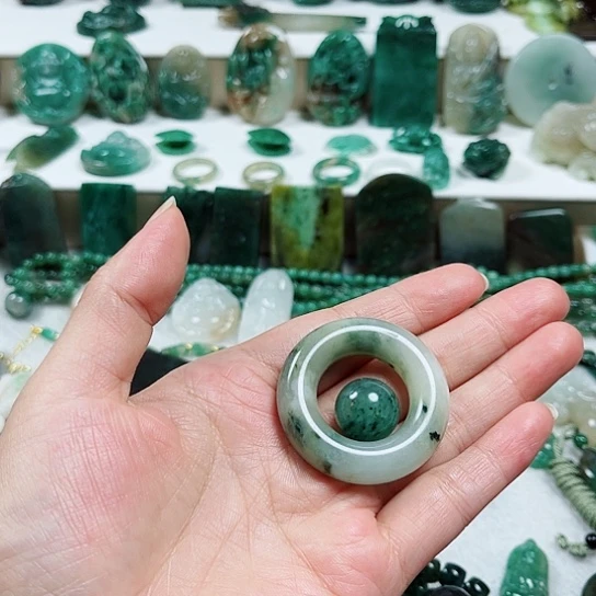 ζ***得未镶嵌独山玉吊坠