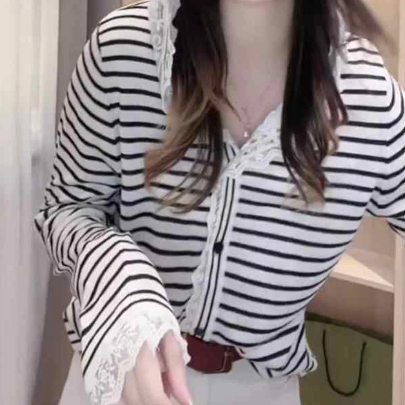 欧货高级感蕾丝拼接连帽长袖女2025春秋新款修身显瘦条纹洋气上衣