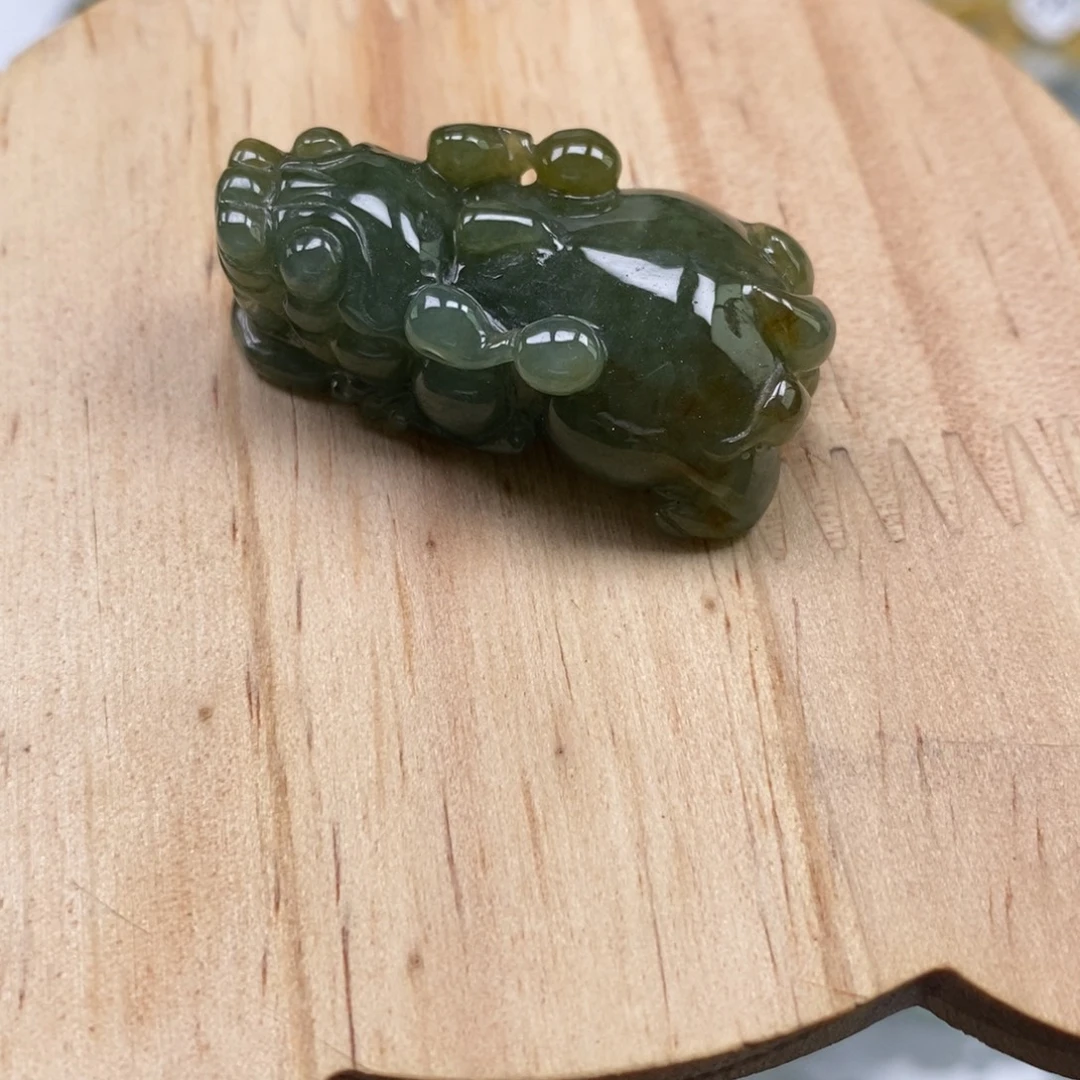 翡翠未镶嵌颈饰多人如意貔貅吊坠