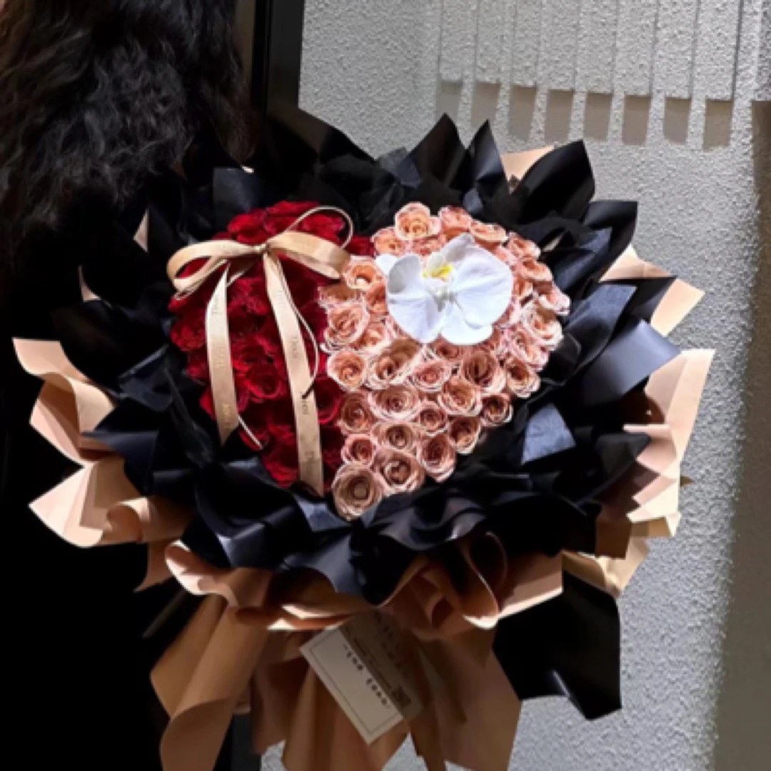 52朵红玫瑰加卡布奇诺爱心花束