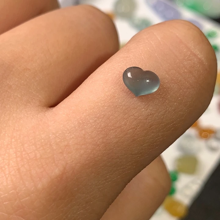 翡翠未镶嵌颈饰爱心