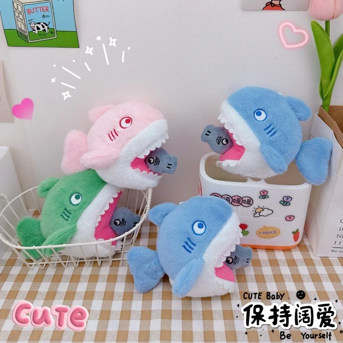 可抽拉的咬手鲨钥匙扣挂件创意毛绒公仔小鲨鱼书包挂饰情侣小礼物