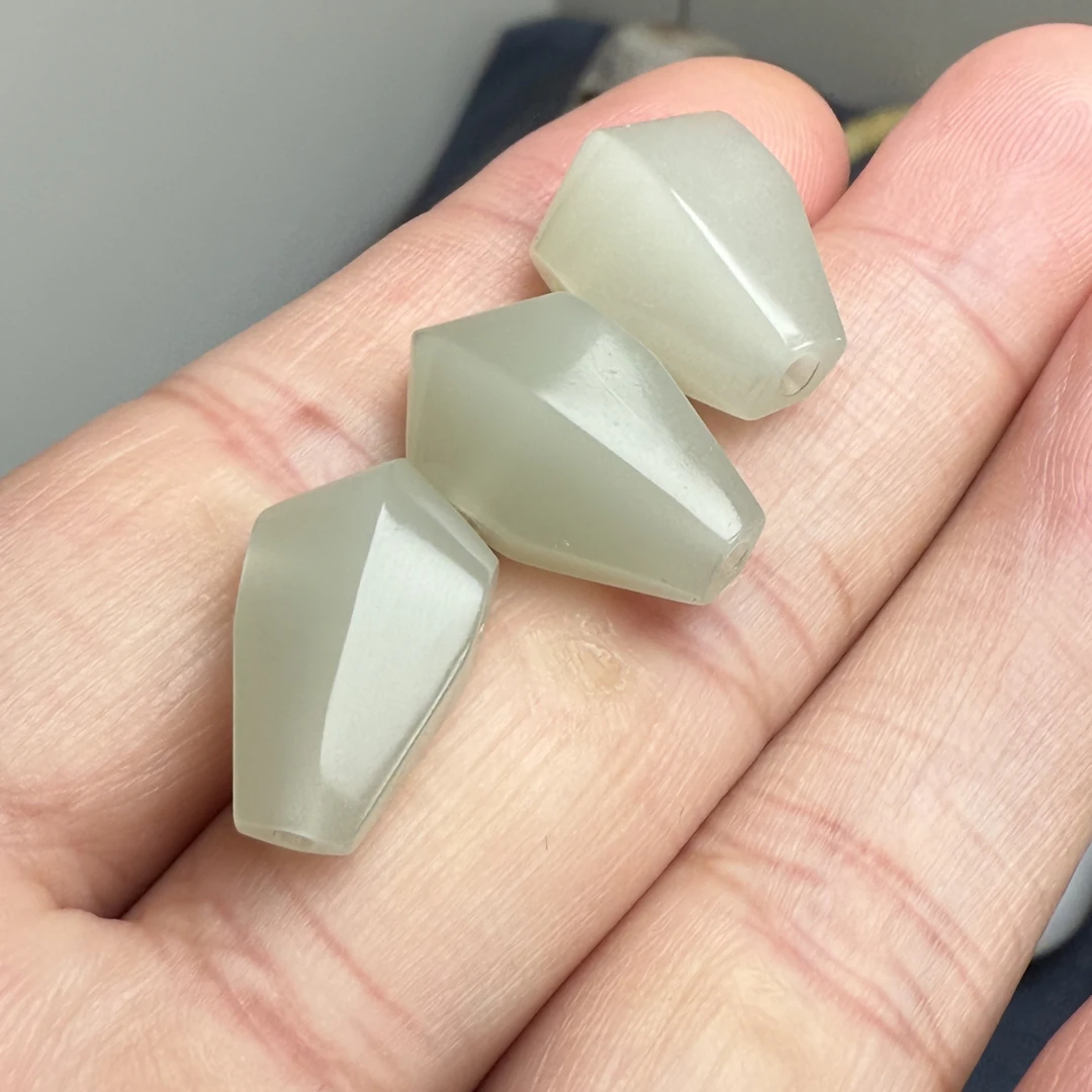 新疆和田玉鲨鱼背三通直径10对孔13高19左右mm多样发其中一颗