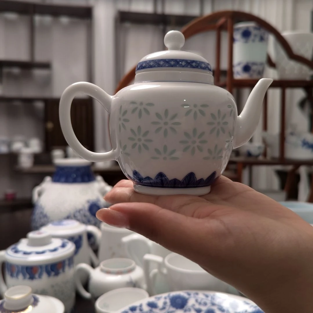 瓷手绘听雨茶壶一个