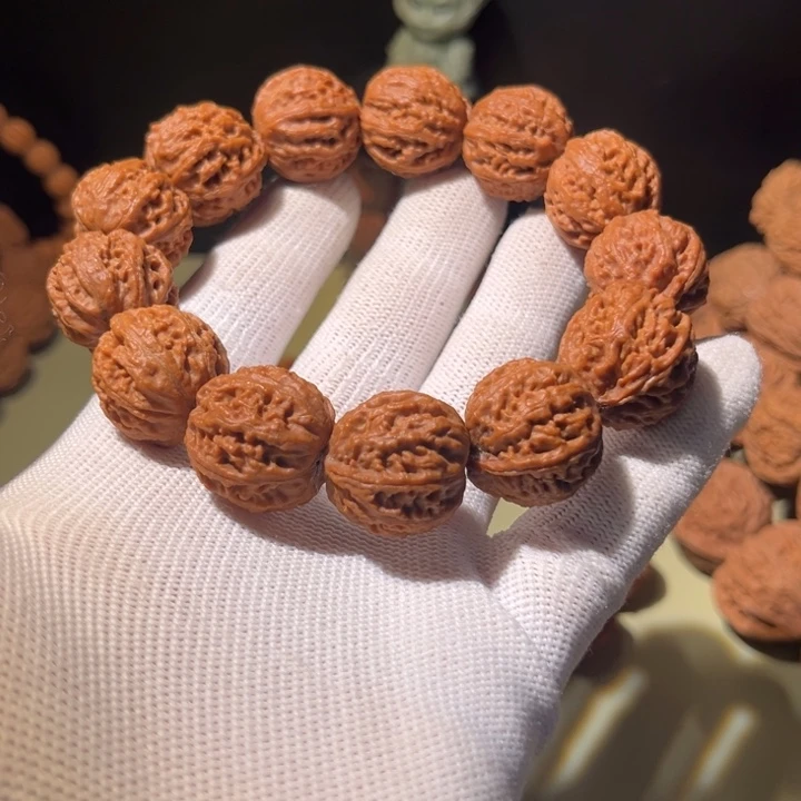 文玩核桃手串…………28