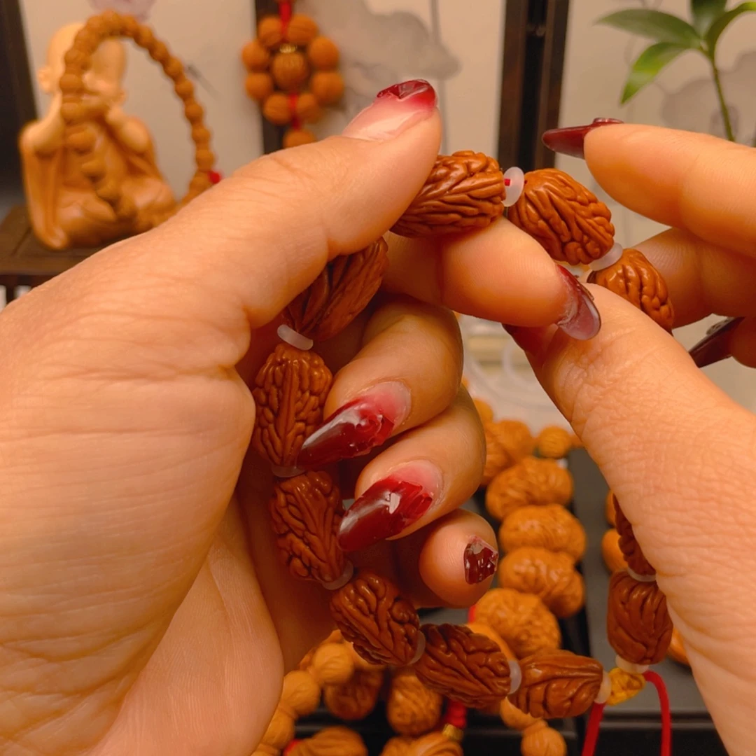 贵***鸟桃核手串红红火火。红红火火