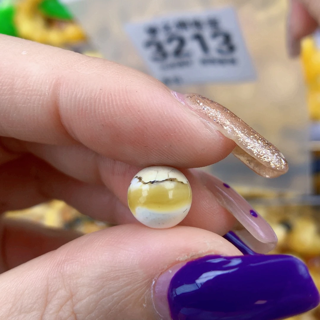 卑***人琥珀未镶嵌珠宝奇石8.9