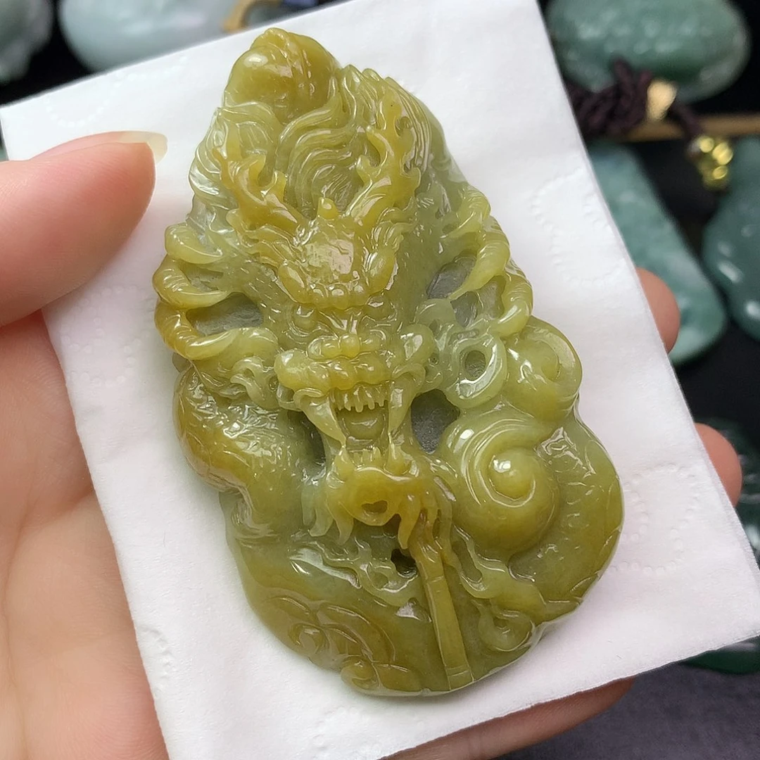 翡翠未镶嵌颈饰金龙牌