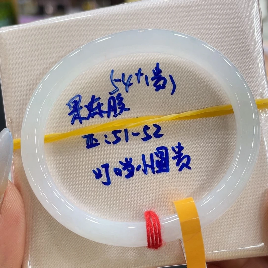 翡翠手镯未镶嵌翡翠手镯