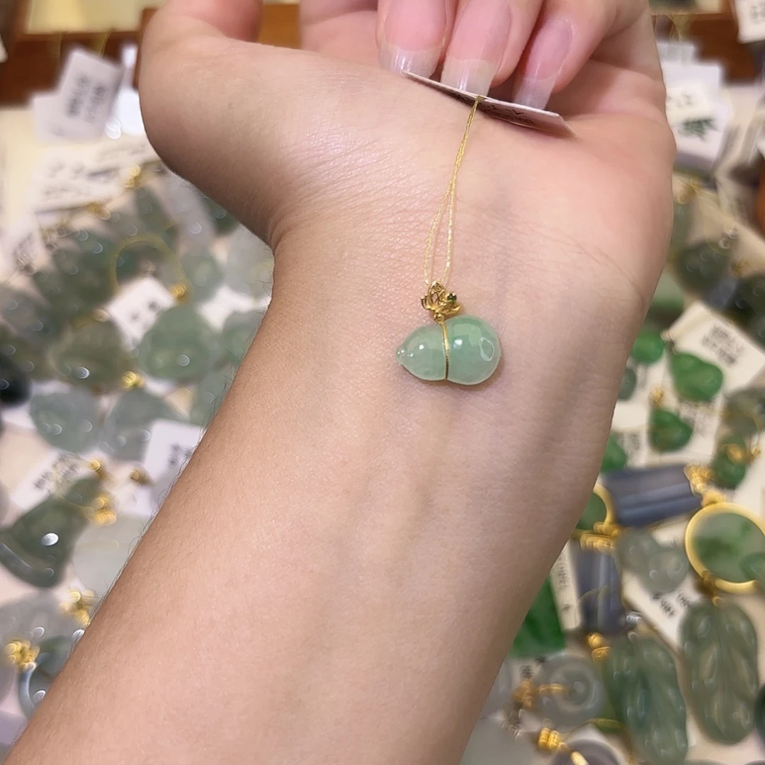 致***家翡翠18K金镶嵌颈饰葫芦