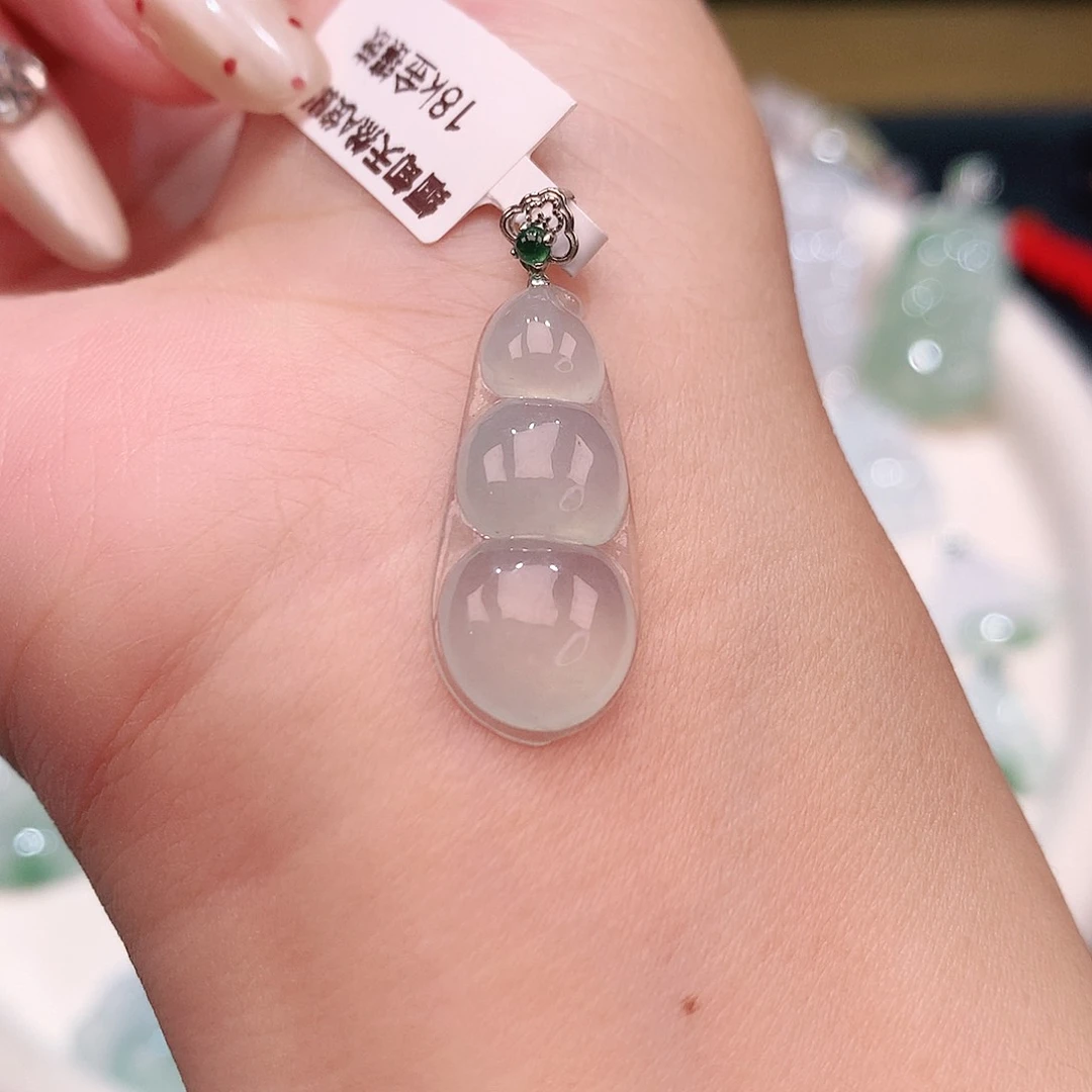 颈饰18K金镶嵌翡翠福豆