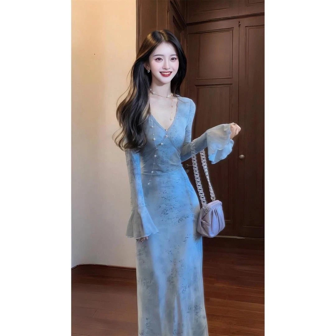 蓝色碎花连衣裙女春季大码胖mm收腰修身法式流行漂亮包臀内搭裙子