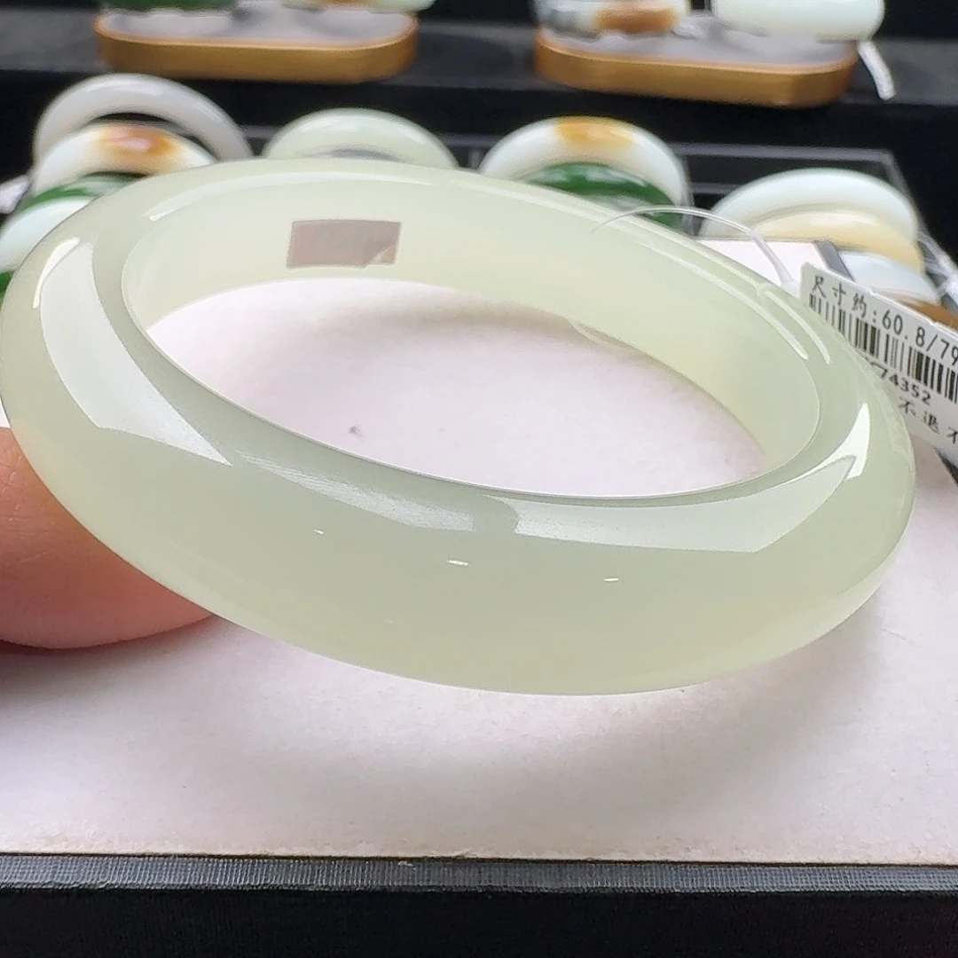 未镶嵌手镯和田玉60.8少有的宽胎冰起荧光