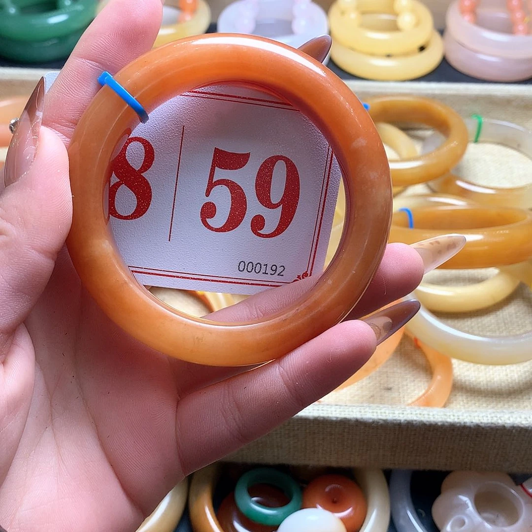 未镶嵌石英质玉（黄龙玉）手镯