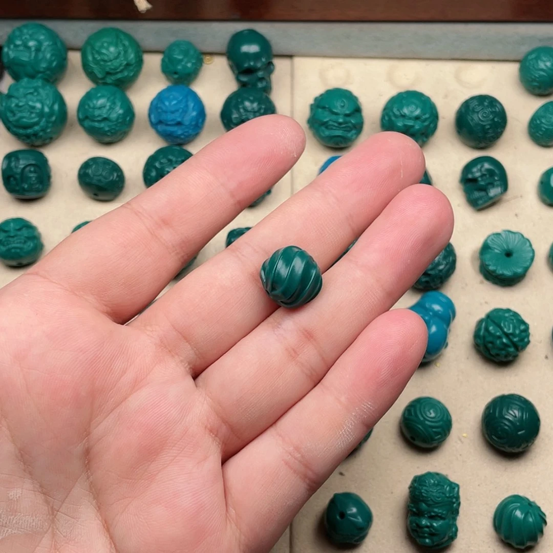 【闪购商品】玻璃颈饰扭扭珠14×13一个