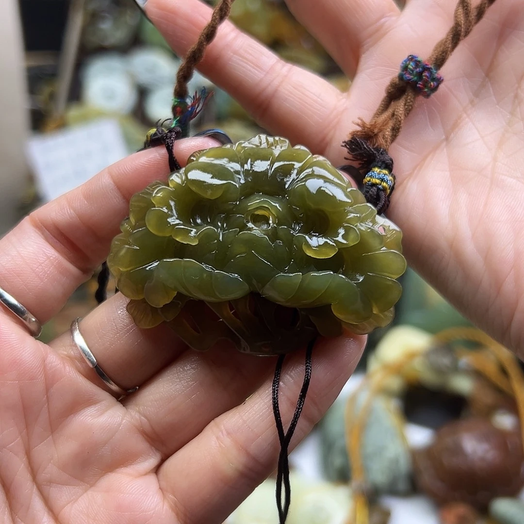 岫玉未镶嵌颈饰花玉牡丹花